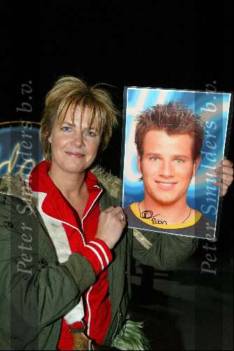 Hilversum 24 februari 2004
Presentatie 10 idols finalisten in studio 22.
Irene Moors met foto Robin Idols