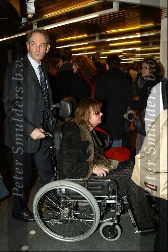 Amsterdam 23 februari 2004
Koningin Beatrix en Prins Willem Alexander en Maxima bezoeken het concertgebouw. Job Cohen met vrouw in rolstoel