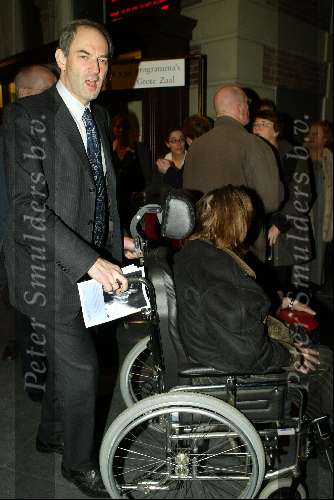 Amsterdam 23 februari 2004
Koningin Beatrix en Prins Willem Alexander en Maxima bezoeken het concertgebouw.Job Cohen met zijn vrouw in een rolstoel