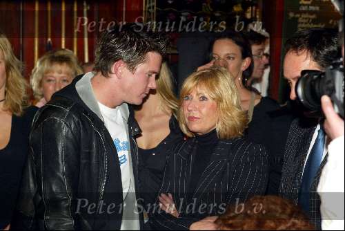 Amsterdam 18 februari 2004
Verlichting bij gedenksteen Willy Alberti bij Westertoren.
Willeke Alberti,   en Johnny de Mol