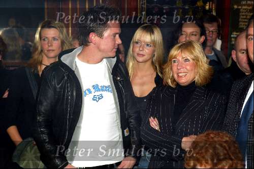 Amsterdam 18 februari 2004
Verlichting bij gedenksteen Willy Alberti bij Westertoren.
Willeke Alberti, Danielle van t Schip Chantal Janzen en Johnny de Mol