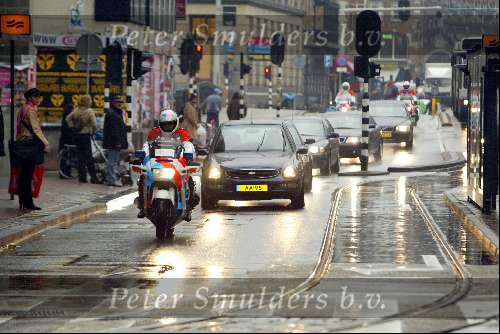 Amsterdam 6 februari 2004
Verjaardag van Koningin Beatrix op paleis op de dam.
Koningin Beatrix in auto met politie begeleiding