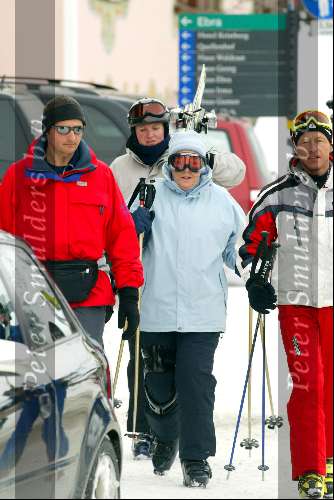 Lech 12 februari 2004
Koningin  Beatrix skien in Lech. Koningin Beatrix tussen beveiliging
Wintersport