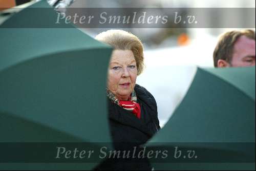 Lech 13 februari 2004
Koningin Beatrix in Lech afgeschermd door paraplu\'s van beveiliging