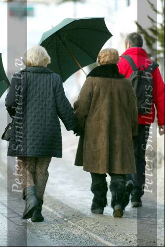 Lech 13 februari 2004
Koningin Beatrix in Lech afgeschermd door paraplu\'s van beveiliging