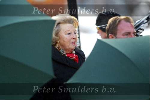 Lech 13 februari 2004
Koningin Beatrix in Lech afgeschermd door paraplu\'s van beveiliging
