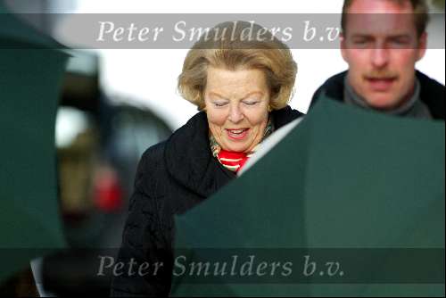 Lech 13 februari 2004
Koningin Beatrix in Lech afgeschermd door paraplu\'s van beveiliging