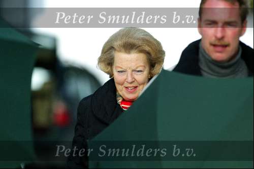 Lech 13 februari 2004
Koningin Beatrix in Lech afgeschermd door paraplu\'s van beveiliging
