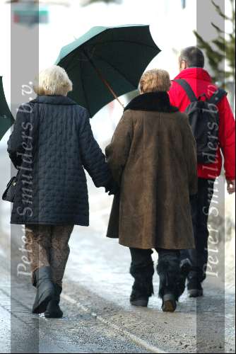 Lech 13 februari 2004
Koningin Beatrix in Lech afgeschermd door paraplu\'s van beveiliging