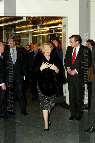 Amsterdam 23 februari 2004
Koningin Beatrix bij het concertgebouw.