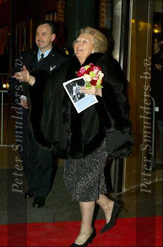 Amsterdam 23 februari 2004
Koningin Beatrix bij het concertgebouw.