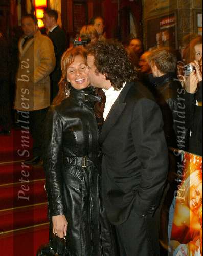 Amsterdam 9 februari 2004
Premiere FEESTJE in Tushinski.
Marco Borsato en Leontine Borsato kussend