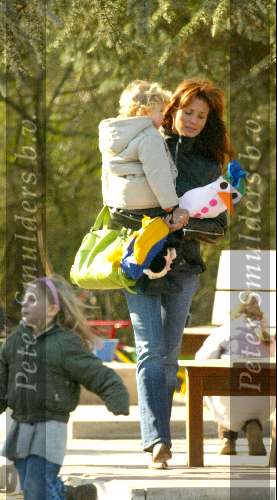 Blaricum 19 februari 2004
Leontine Borsato  haalt Luca en Senna op op school.
