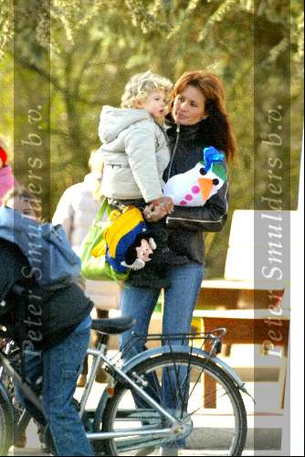 Blaricum 19 februari 2004
Leontine Borsato  haalt Luca en Senna op op school.