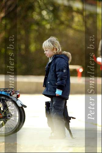 Blaricum 19 februari 2004
Leontine Borsato  haalt Luca en Senna op op school.