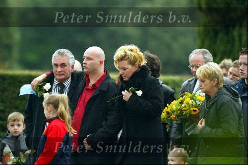 Bussum 5 februari 2004
Begrafenis van de dochter van zangeres Hanny Deborah.
Ludo Voeten met Hanny en de schoonzoon van Hanny