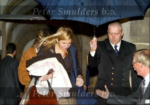 Amsterdam 6 februari 2004
Verjaardag van Koningin Beatrix op paleis op de dam.
Maxima en de au-pair van Amalia
