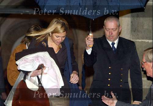 Amsterdam 6 februari 2004
Verjaardag van Koningin Beatrix op paleis op de dam.
Maxima en de au-pair van Amalia