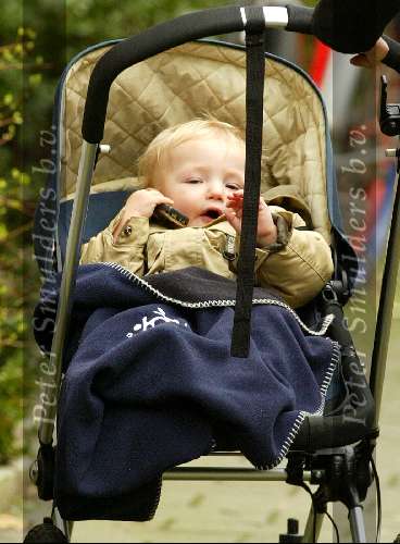 Amsterdam 17 februari 2004
Prinses Marilene met Prinses Anna en Prins Lucas met gsm wandelen in Amsterdam.