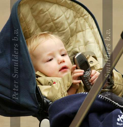 Amsterdam 17 februari 2004
Prinses Marilene met Prinses Anna en Prins Lucas met gsm wandelen in Amsterdam.