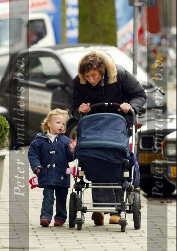 Amsterdam 17 februari 2004
Prinses Marilene met Prinses Anna en Prins Lucas in kinderwagen wandelen in Amsterdam.