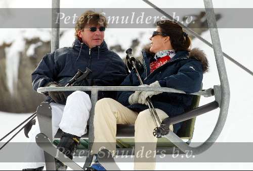 Zurs 13 februari 2004
Prinses Caroline van Monaco en haar man Ernst van Hannover in skilift Wintersport