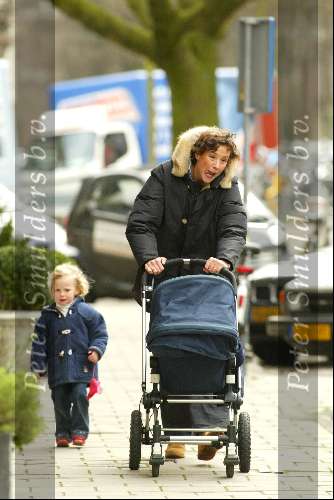 Amsterdam 17 februari 2004
Prinses Marilene met Prinses Anna en Prins Lucas in kinderwagen wandelen in Amsterdam.