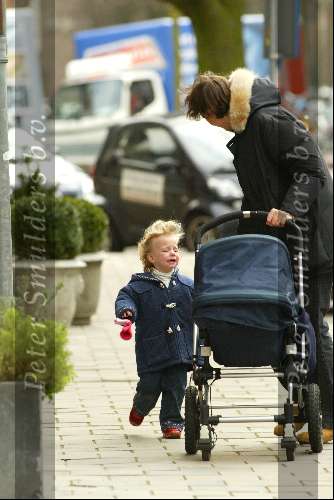 Amsterdam 17 februari 2004
Prinses Marilene met Prinses Anna en Prins Lucas in kinderwagen wandelen in Amsterdam.