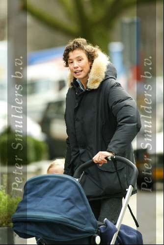 Amsterdam 17 februari 2004
Prinses Marilene met Prinses Anna en Prins Lucas in kinderwagen wandelen in Amsterdam.