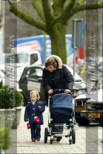 Amsterdam 17 februari 2004
Prinses Marilene met Prinses Anna en Prins Lucas in kinderwagen wandelen in Amsterdam.
