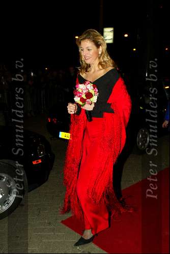 Amsterdam 23 februari 2004
Maxima , Koningin Beatrix en Prins Willem Alexander bij het concertgebouw.