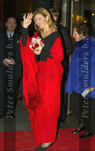 Amsterdam 23 februari 2004
Maxima , Koningin Beatrix en Prins Willem Alexander bij het concertgebouw.