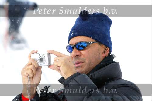 Lech 29 februari 2004
Ruud Gullit op skivakantie in Lech met Estelle en Joelle.Ruud Gullit met digitale fotocamera