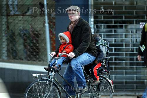 Amsterdam 26 februari 2004
Stefan Nugter (man van Paul de Leeuw ) met kinderen op de fiets in de sneeuw