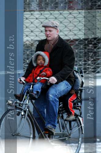 Amsterdam 26 februari 2004
Stefan Nugter (man van Paul de Leeuw ) met kinderen op de fiets in de sneeuw