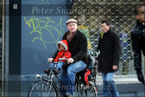 Amsterdam 26 februari 2004
Stefan Nugter (man van Paul de Leeuw ) met kinderen op de fiets in de sneeuw