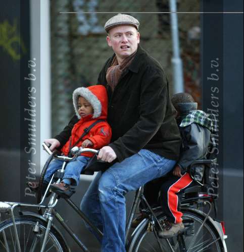 Amsterdam 26 februari 2004
Stefan Nugter (man van Paul de Leeuw ) met kinderen op de fiets in de sneeuw