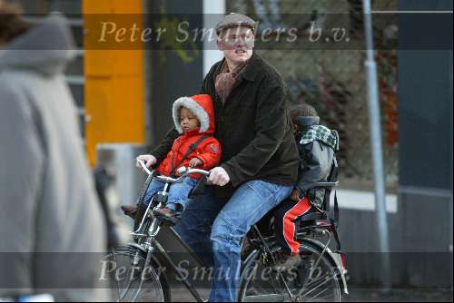 Amsterdam 26 februari 2004
Stefan Nugter (man van Paul de Leeuw ) met kinderen op de fiets in de sneeuw