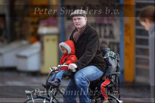 Amsterdam 26 februari 2004
Stefan Nugter (man van Paul de Leeuw ) met kinderen op de fiets in de sneeuw