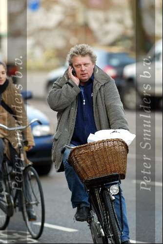 Amsterdam 1 februari 2004
Theo v Gogh op fiets met gsm