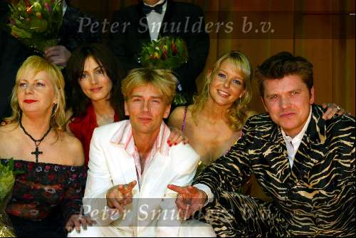 Amsterdam 9 februari 2004
Premiere FEESTJE in Tuschinski.
Anthonie Kamerling met   Beau v Erven Dorens Trudy Labij Chantal Janzen en Daphne Bunskoek