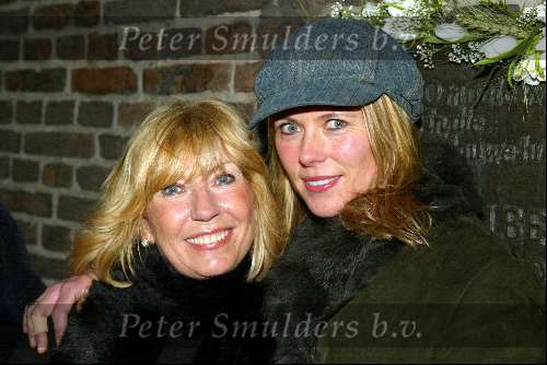 Amsterdam 18 februari 2004
Verlichting bij gedenksteen Willy Alberti bij Westertoren.
 Willeke Alberti en Danielle van t Schip