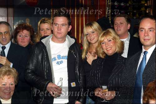 Amsterdam 18 februari 2004
Verlichting bij gedenksteen Willy Alberti bij Westertoren.
Willeke Alberti, Danielle van t Schip Chantal Janzen en Johnny de Mol jr.