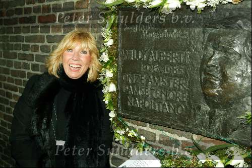Amsterdam 18 februari 2004
Verlichting bij gedenksteen Willy Alberti bij Westertoren.
Willeke Alberti