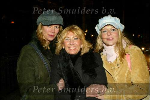 Amsterdam 18 februari 2004
Verlichting bij gedenksteen Willy Alberti bij Westertoren.
Willeke Alberti en Danielle van t Schip en Chantal Janzen