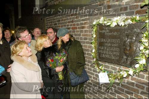 Amsterdam 18 februari 2004
Verlichting bij gedenksteen Willy Alberti bij Westertoren.
Tonny Alberti, Ria Alberti,Willeke Alberti en Danielle van t Schip