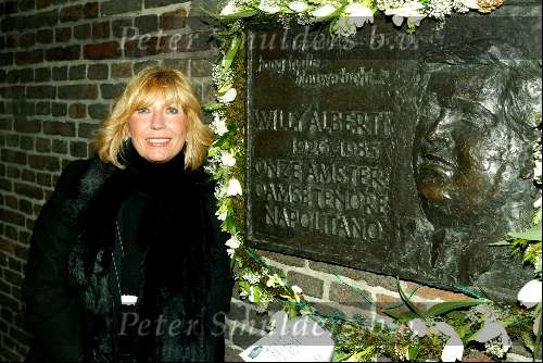 Amsterdam 18 februari 2004
Verlichting bij gedenksteen Willy Alberti bij Westertoren.
Willeke Alberti