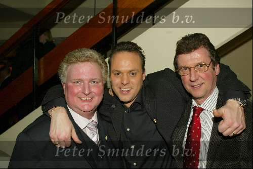 Bussum 10 februari 2004
Uitreiking gouden harpen in het spant.
Frans Bauer met Emile Hartkamp en Wim v Kerkwijk