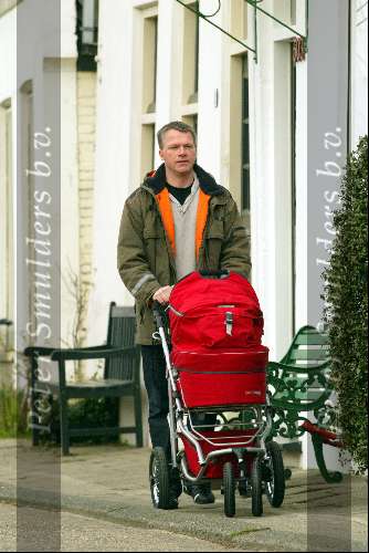 Amsterdam 21 februari 2004
Wouter Bos achter kinderwagen met daarin dochter Iris.
Peter Smulders bv