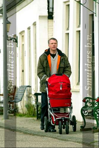 Amsterdam 21 februari 2004
Wouter Bos achter kinderwagen met daarin dochter Iris.
Peter Smulders bv